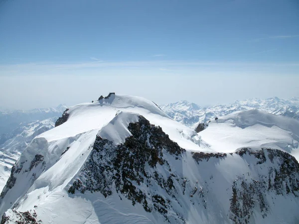 Bra Utsikt Över Bergslandskapet Och Hut Signalkuppe Schweiziska Alperna Nära — Stockfoto
