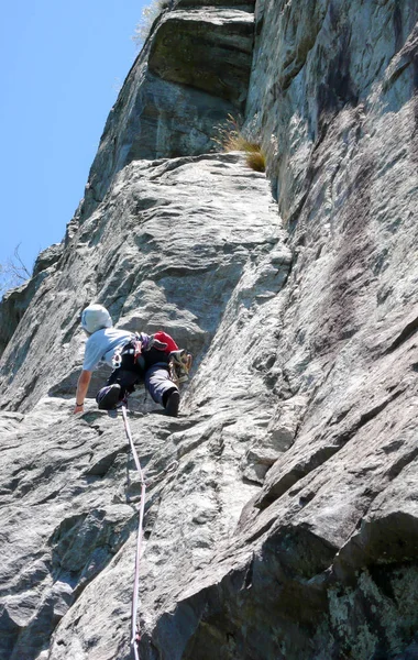 Kvinnliga Rock Klättrare Brant Och Svår Klättring Rutt Alperna Schweiz — Stockfoto