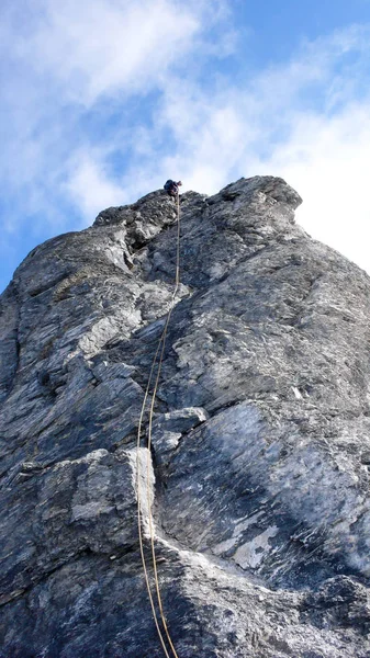 Bergsteiger Auf Einer Steilen Kletterroute Den Schweizer Alpen Bei Klöstern — Stockfoto