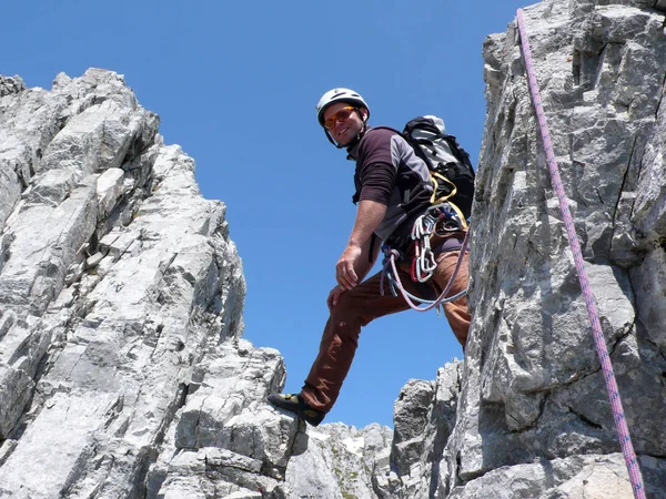 Bergsteiger Auf Einer Steilen Kletterroute Den Schweizer Alpen Bei Klöstern — Stockfoto