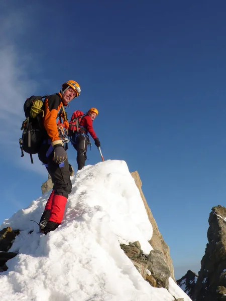 Αρσενικά Και Θηλυκά Ορειβάτη Μια Κορυφογραμμή Εκτεθειμένα Βραχώδη Συνόδου Κορυφής — Φωτογραφία Αρχείου