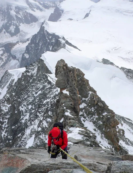 Mountain Climber Rappelling High Alpine Rocky Snow Peak — Stock Photo, Image