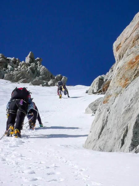 Tres Montañistas Una Empinada Cara Norte Dirigiéndose Estrecho Couloir — Foto de Stock