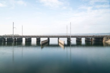su bir tren hattı ve paralel ve bir tekne ve gemi geçit aşağıda çalışan yol üzerinde beton köprü