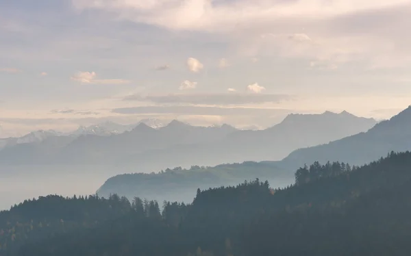 Hügelige Bergrücken Einem Leicht Nebeligen Himmel Mit Herbstfarbenem Wald Vordergrund — Stockfoto