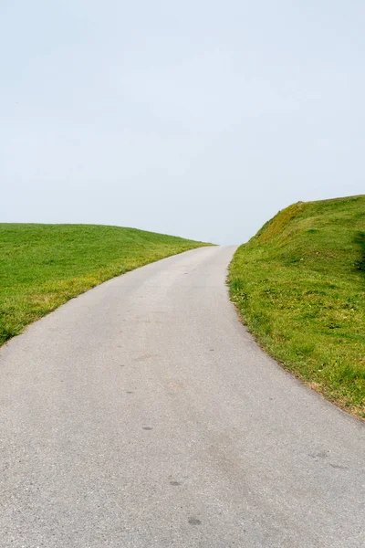 Vertikal Syn Tom Väg Som Leder Den Blå Himlen Längs — Stockfoto