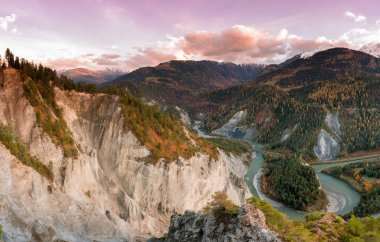 geç bir sonbahar gününde Ruinaulta Gorge Ren Vadisi İsviçre üzerinden günbatımı