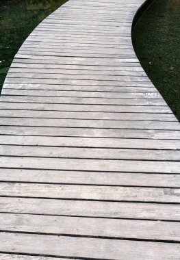 uzun ve dolambaçlı ahşap tahta üzerinde bir açık mavi su göl