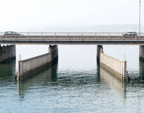 Ponte Cemento Sull Acqua Con Una Linea Ferroviaria Una Strada — Foto Stock