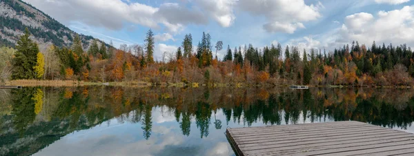 Falla Färg Skog Och Lövverk Panorama Landskap Surround Idyllisk Fjällsjö — Stockfoto