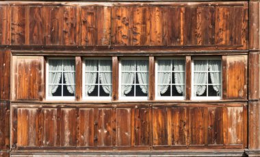 Appenzell tarzı ev açık İsviçre Appenzell köyü tipik bir çiftlik evinde üzerinde çok penceresi olan eski bronz ahşap geleneksel mimari detay