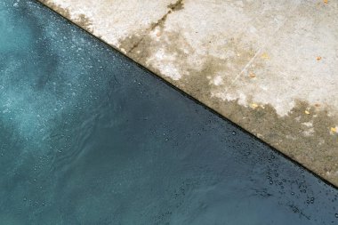 mavi bir arka plan Oda kapatan beton duvar