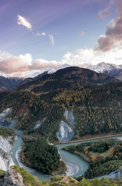 geç bir sonbahar gününde Ruinaulta Gorge Ren Vadisi İsviçre üzerinden günbatımı