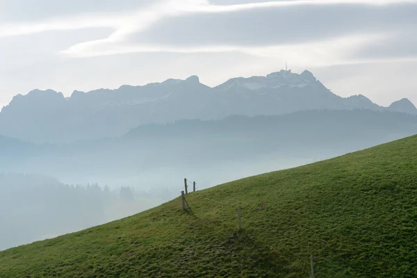 Idyllische Und Ruhige Berglandschaft Mit Einem Holzzaun Auf Einem Grasbewachsenen — Stockfoto