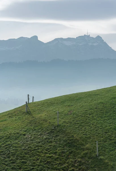 Malowniczej Spokojnej Górskiej Drewnianym Płotem Trawiastym Zboczu Wspaniały Widok Alpy — Zdjęcie stockowe