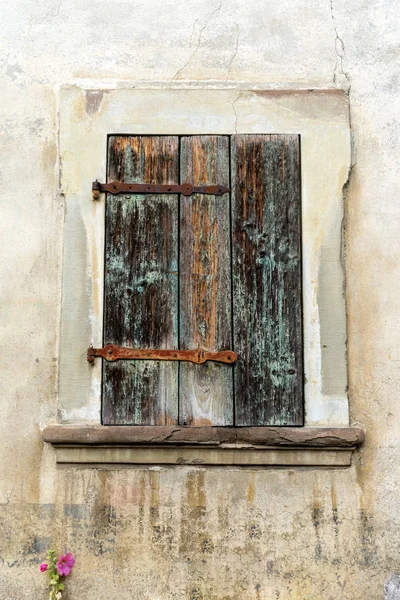 Persiana Madera Vintage Descolorida Rústica Fijada Una Pared Piedra — Foto de Stock