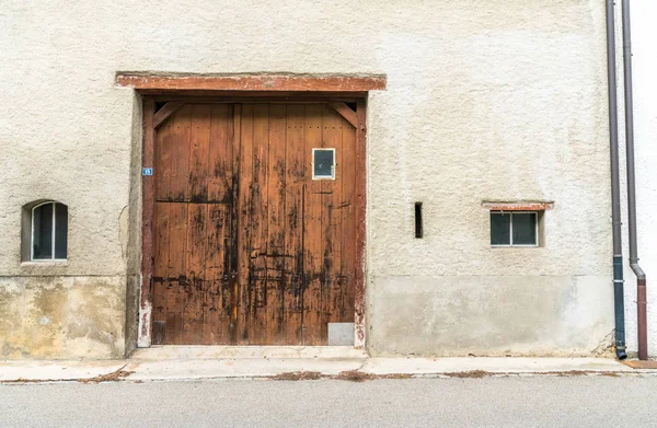 Frente Vieja Casa Con Pintura Descolorida Astillada Yeso Gran Puerta — Foto de Stock