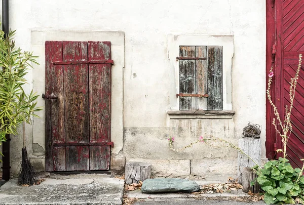 Alte Rustikale Vintage Hausfront Mit Massiver Holztür Und Fensterläden Und — Stockfoto