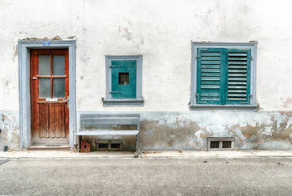 Desgastado Descolorido Detalle Delantero Casa Con Dos Ventanas Puerta Madera — Foto de Stock