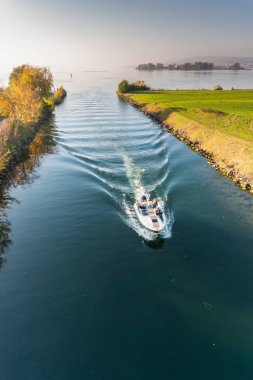 Rapperswil, Sg / İsviçre - 5 Kasım 2018: motorlu tekne turist insanlarla geçirir alt üst Lake Zurich kilitler ve geçit Rapperswil yakınındaki Seedamm