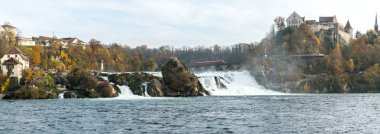 Rhine Falls harika şelale peyzaj görüntülemek için köprüye ve İsviçre Laufen kalede en üstünde kırmızı ok tren durur