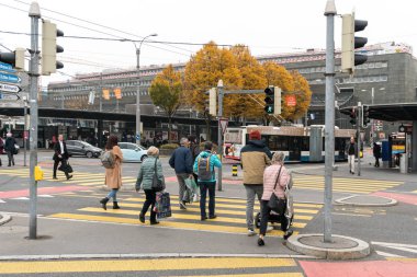 Lucerne, Lu / İsviçre - 9 Kasım 2018: birçok yayalar bir kavşak Adası'nda bir işlek yol ve yaya geçidi saatinde Lucerne içinde tren istasyonu önünde çapraz