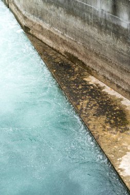 Beton nehir kanalda Lucerne yakından ve soyut ayrıntılı Reuss Nehri şehrin içinden kanalize