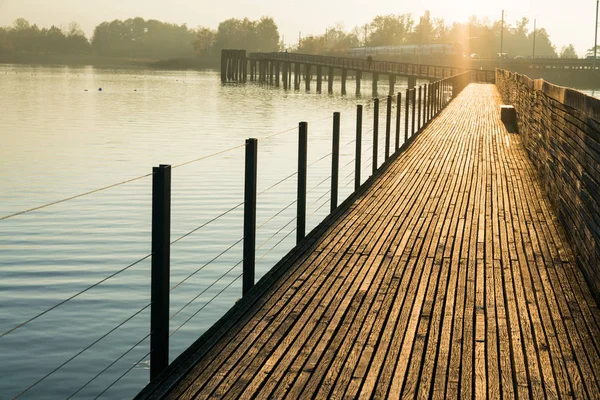 Lange Houten Promenade Pier Waterbeheersing Gouden Avondlicht Met Een Berg — Stockfoto