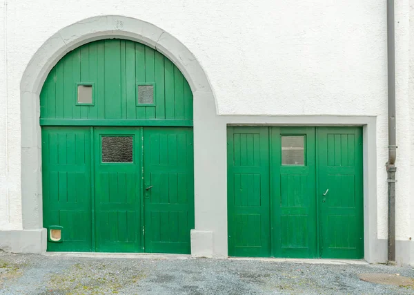 Frente Casa Con Paredes Piedra Yeso Blanco Puertas Color Verde — Foto de Stock