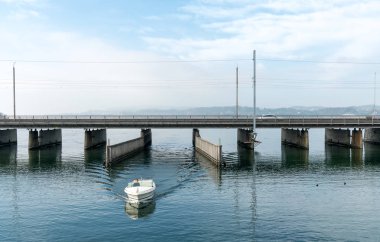 Rapperswil, Sg / İsviçre - 5 Kasım 2018: Motorbot kadın Yüzbaşı ile geçer alt üst Lake Zurich geçitle Rapperswil yakınındaki Seedamm köprüde