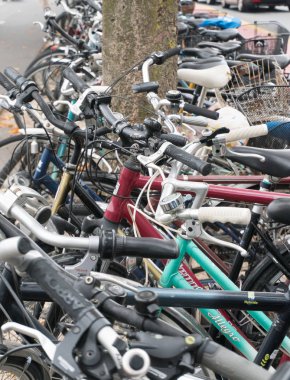 Lucerne, Lu / İsviçre - 9 Kasım 2018: birçok farklı kılan ve türleri Bisiklet Bisiklet park yerinin toplu taşıma araçları kullanmak için onların bisiklet commuters nereye Lucerne Tren istasyonunda kalabalık