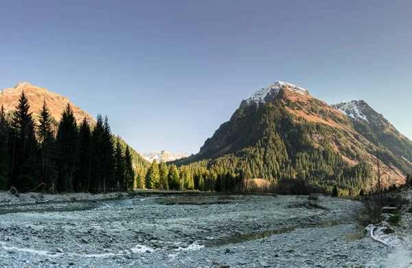 Klippiga Bergslandskap Tidig Vinter Med Snöklädda Toppar Och Färgglada Skog — Stockfoto