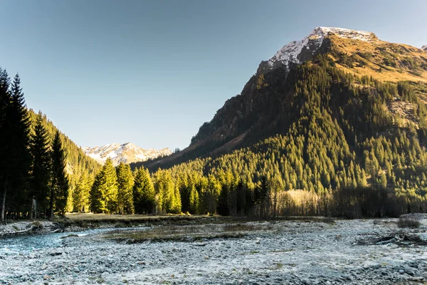 Klippiga Bergslandskap Tidig Vinter Med Snöklädda Toppar Och Färgglada Skog — Stockfoto