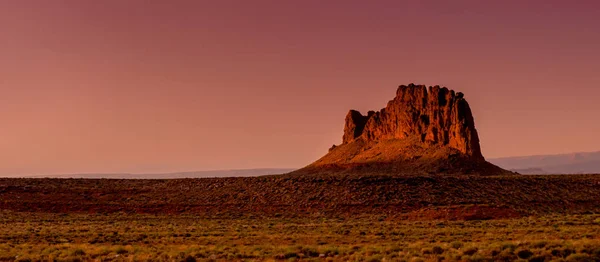 Colorato Tramonto Del Deserto Una Singola Roccia Butte Mesa Formazione — Foto Stock