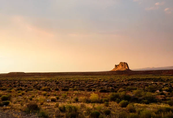 Colorato Tramonto Del Deserto Una Singola Roccia Butte Mesa Formazione — Foto Stock