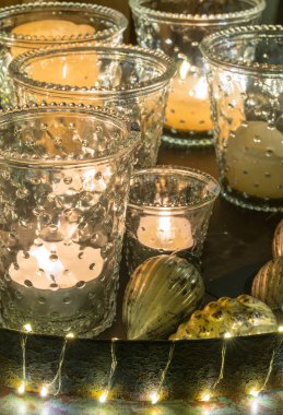 ayrıntı görünümü düzenlemenin bir dekoratif ve neşeli Noel tatil gözlük ve mumlar ve çeşitli dekoratif makaleler ile gece