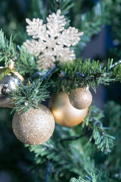 黄金の装飾品と明るいゴールデン スター クリスマス ツリーの詳細ビュー ロイヤリティフリーのストック写真