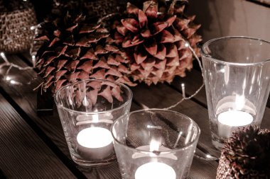 Dekoratif ve neşeli Noel tatil düzenleme ile gözlük ve mumlar ve çeşitli dekoratif makaleler geceleri