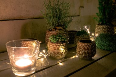 Dekoratif ve neşeli Noel tatil düzenleme ile gözlük ve mumlar ve çeşitli dekoratif makaleler geceleri