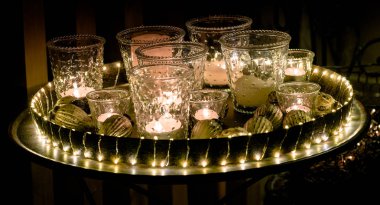 Dekoratif ve neşeli Noel tatil düzenleme ile gözlük ve mumlar ve çeşitli dekoratif makaleler geceleri