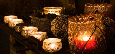 Dekoratif ve neşeli Noel tatil düzenleme ile gözlük ve mumlar ve çeşitli dekoratif makaleler geceleri