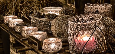 Dekoratif ve neşeli Noel tatil düzenleme ile gözlük ve mumlar ve çeşitli dekoratif makaleler geceleri