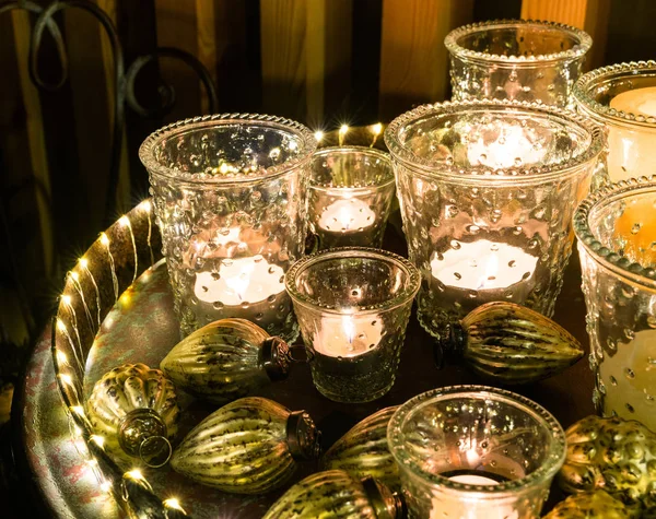 Dekorative Und Festliche Weihnachtsdekoration Mit Gläsern Und Kerzen Und Verschiedenen — Stockfoto