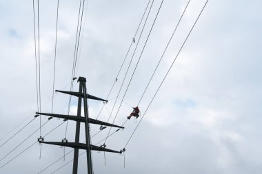 yüksek gerilim enerji hatları üzerinde kafes yüksekte çalışma profesyonel adam haçlar tehlikeli elektrik işi