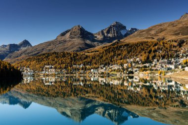 köy St. Moritz İsviçre ile sonbahar renk yansımaları ve dağ manzarası