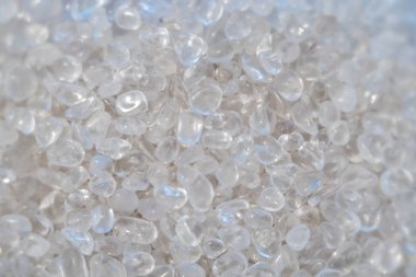 küçük yontulmuş kuvars ve rock kristal taşlar dev bir yığın yatay arka plan