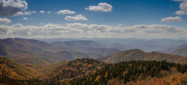 dağlar ve ormanlar ile Panorama görünümünü sonbahar renk yaprakları Appalachians Batı Kuzey Carolina