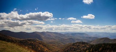 dağlar ve ormanlar ile Panorama görünümünü sonbahar renk yaprakları Appalachians Batı Kuzey Carolina