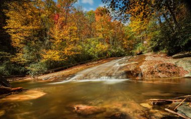 Sürgülü kaya Şelalesi ile geç sonbaharda Kuzey Carolina Appalachians renk yeşillik düşmek