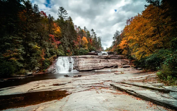三重の滝の滝秋ノースカロライナのアパラチア山脈でカラーの森 — ストック写真
